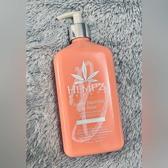 Hempz Other - Hempz Beauty Sweet Jasmine & Rose Smoothing Herbal Moisturizer